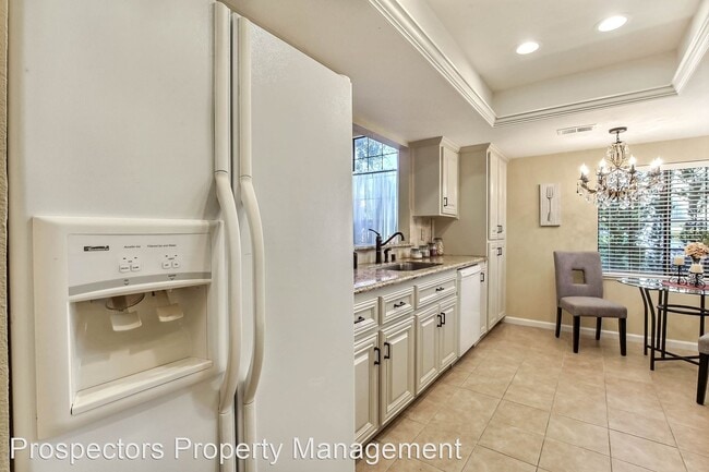 Building Photo - 2 br, 3 bath House - 990 Oak Park Dr