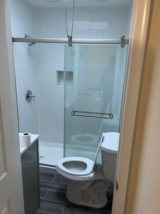 Full bath - 1528 E Mayland St