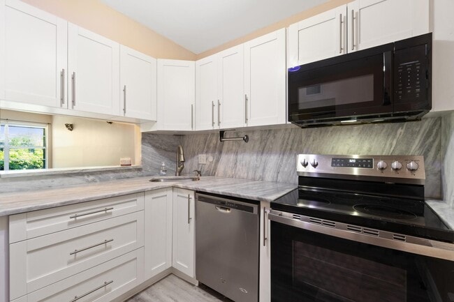Building Photo - 12015 Greenway Cir S