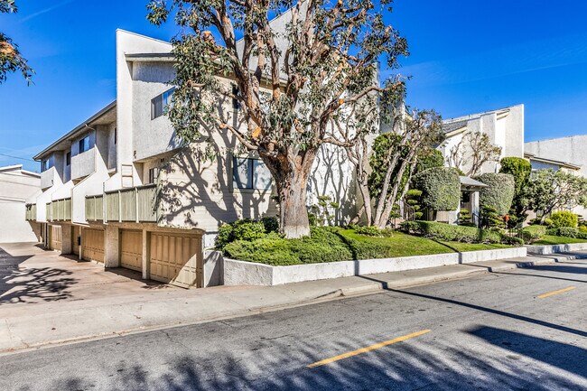 Large driveway - 2615 Ruhland Ave