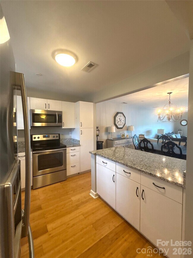 Foto del edificio - 9817 Emerald Point Dr