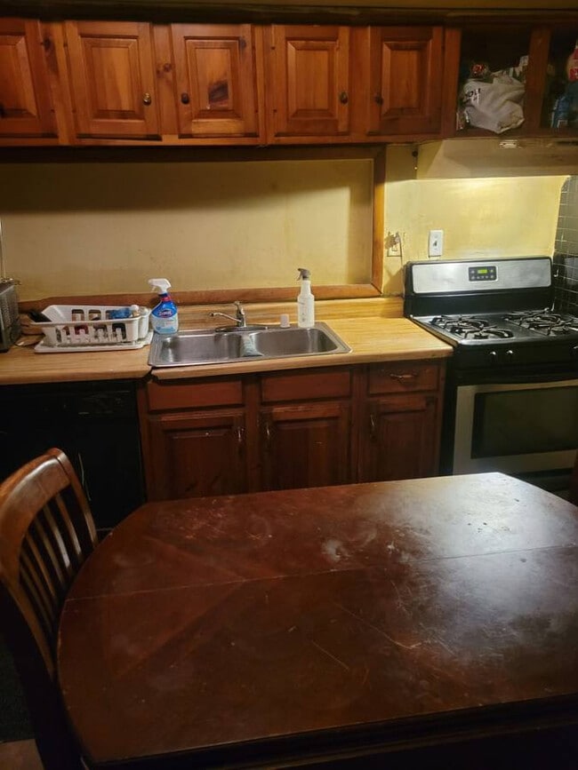 Building Photo - 518 Tunbridge Rd