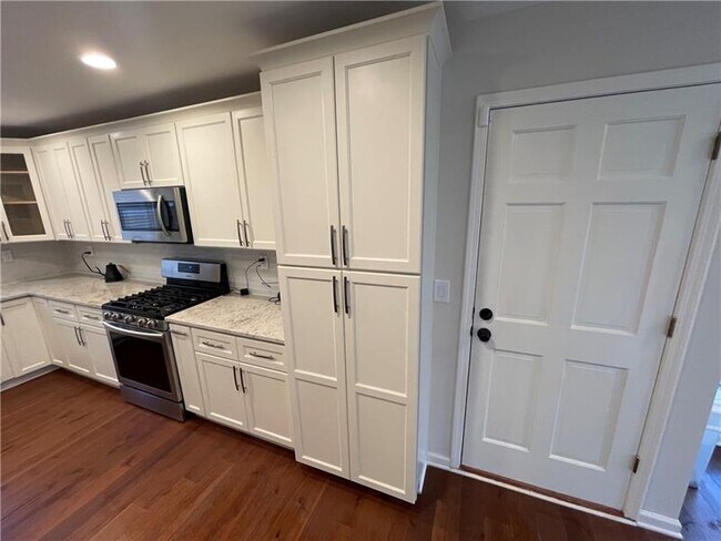 Building Photo - 4176 Riverhill Ct NE
