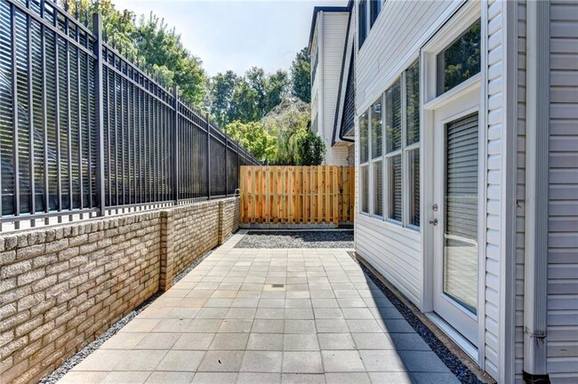 Building Photo - 5115 Chemin De Vie NE