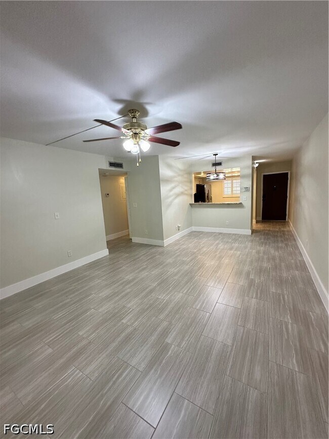 Foto del edificio - 6136 Whiskey Creek Dr