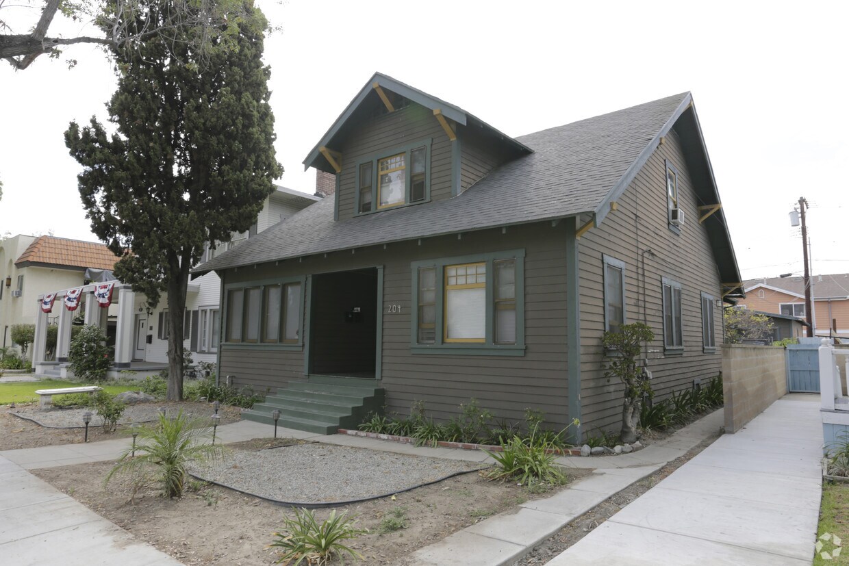 Primary Photo - 204 E Broadway