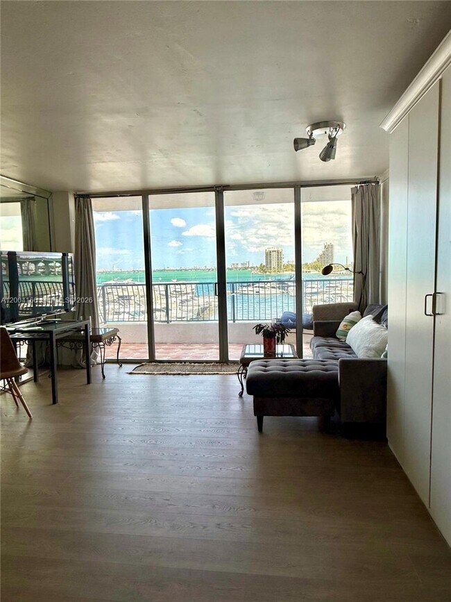 Foto del edificio - 555 NE 15th St