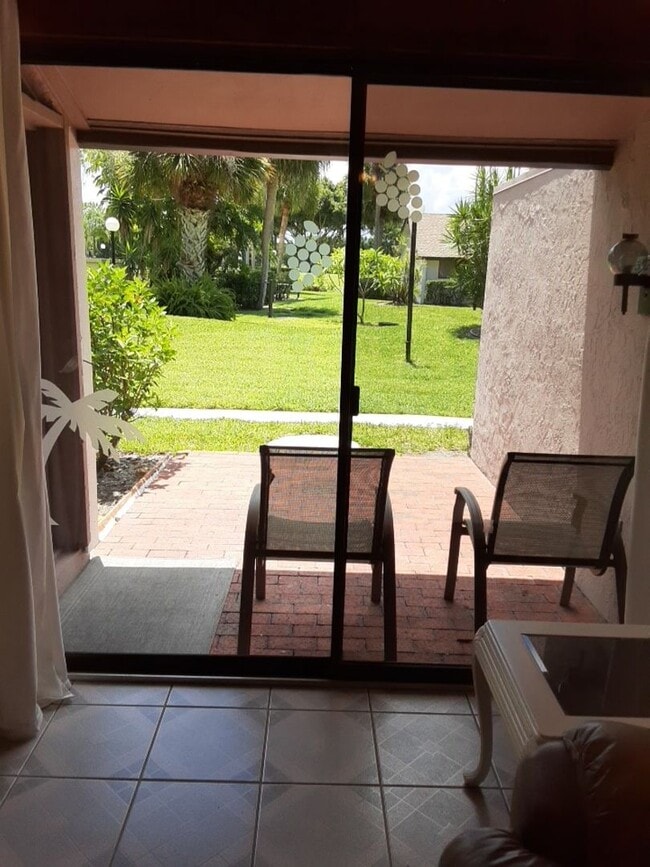 Building Photo - Annual turnkey furnished 1/1 ground floor ...