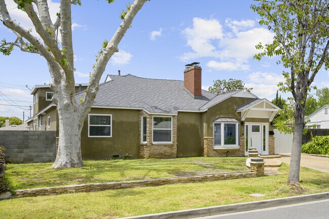 Foto del edificio - 1421 N Screenland Dr