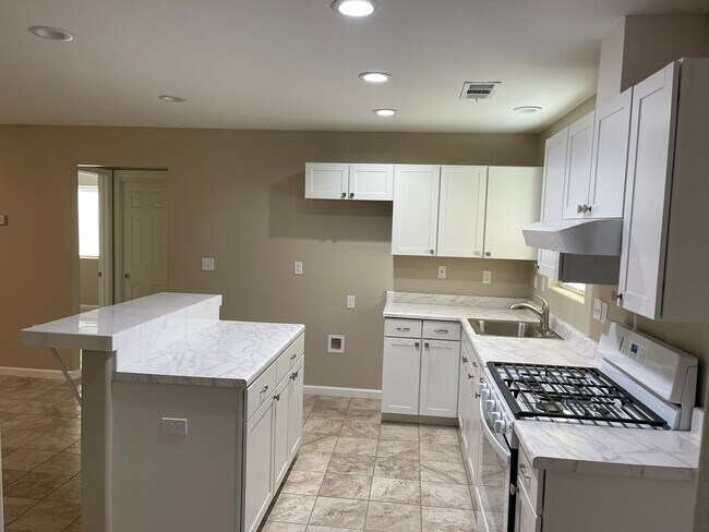 Foto del edificio - 354 1/2 S. G ST- 3 BEDROOM 1 BATH- EXETER