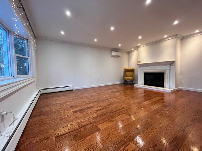 Foto del edificio - 158 Jelliff Mill Rd