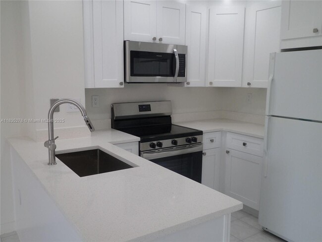 Building Photo - 2154 W 60th St