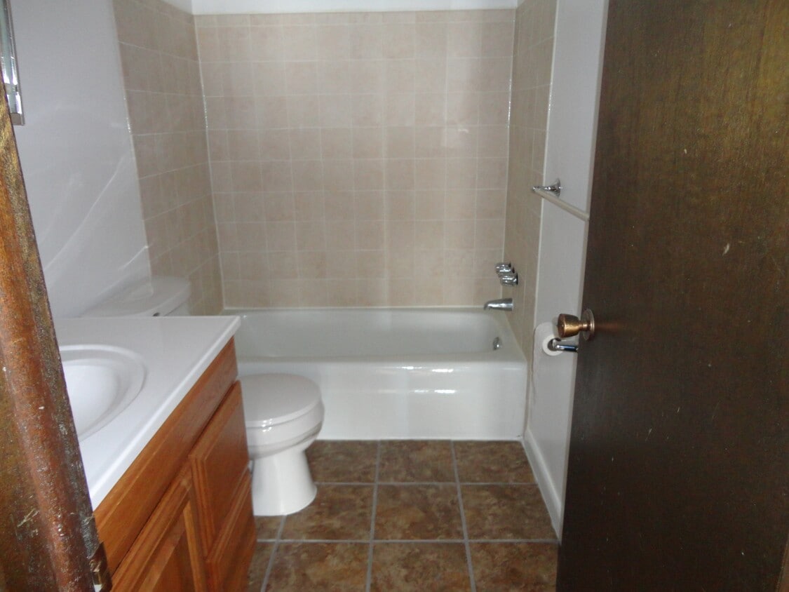 Building Photo - 511 Westview Dr