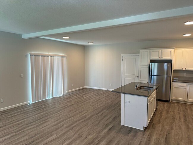Foto del edificio - New 4 Bed / 2.5 Bath Duplex! $250 Amazon G...