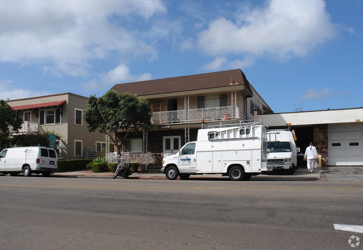 Primary Photo - 3970 Goldfinch St