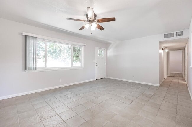 living room - 4062 N Argyle Ave