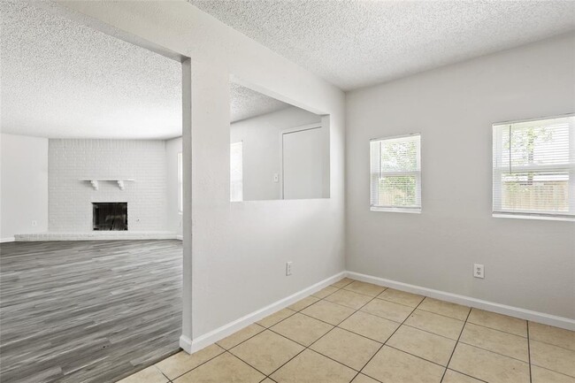 Building Photo - 1800 Cameo Dr