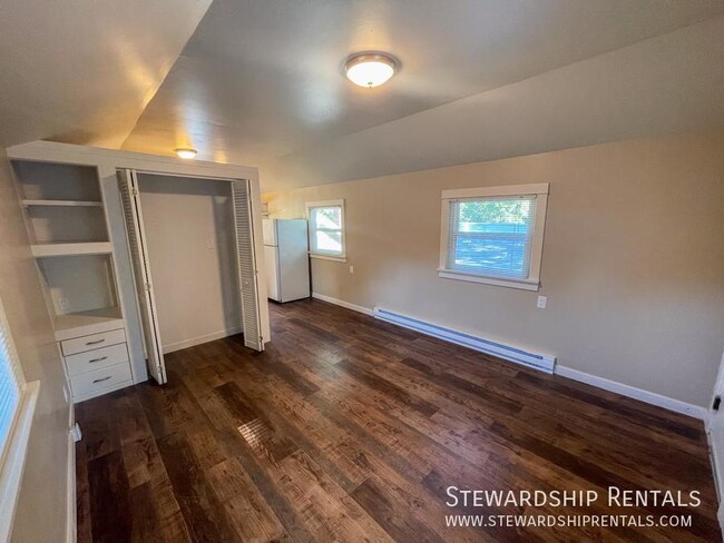 Building Photo - Adorable and unique upstairs studio