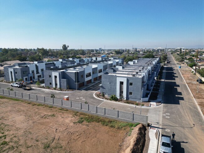 Foto del edificio - Brand New Never Lived in! Location, location, location! Stunning modern style 3 bedroom/2.5 bathr...