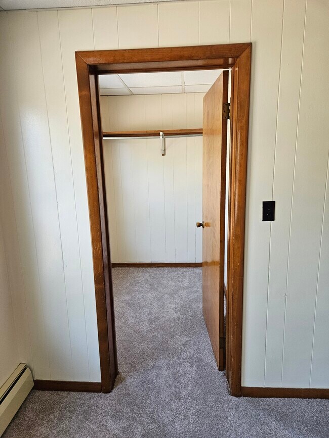 Vestidor - 140 W Utica St