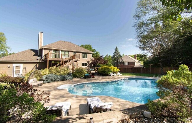 Enter your private oasis - 1524 Foxfire Dr
