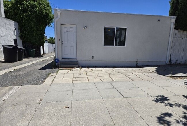 Building Photo - 300 S La Peer Dr