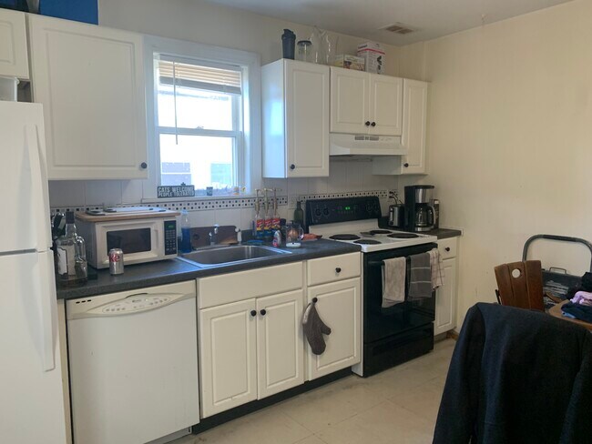 Building Photo - 67 Ashford St