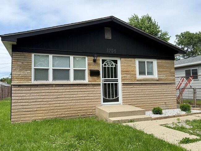 Foto del edificio - Newly rehab, three bedroom, one bath and Christian Park with a fence yard.