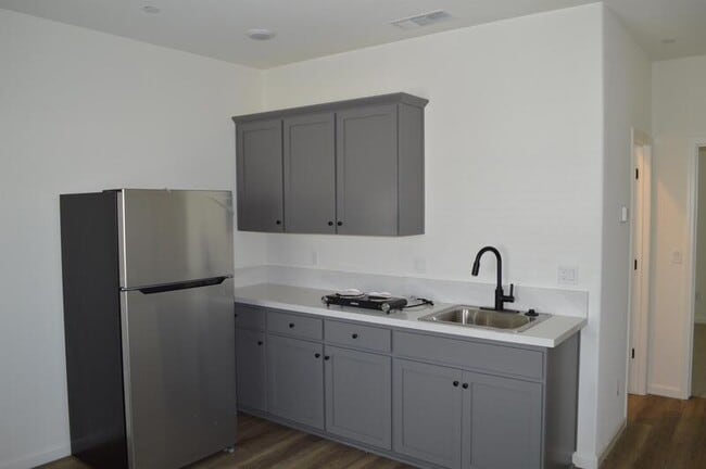 Building Photo - 573 Bedfordshire Dr