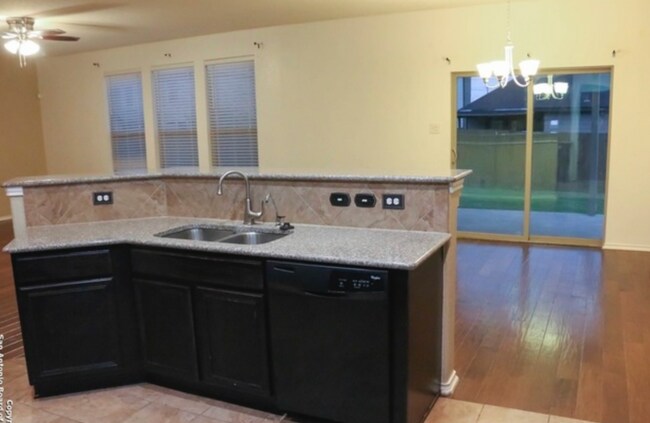 Foto del edificio - BEAUTIFUL  4 bedroom, 3 FULL bath