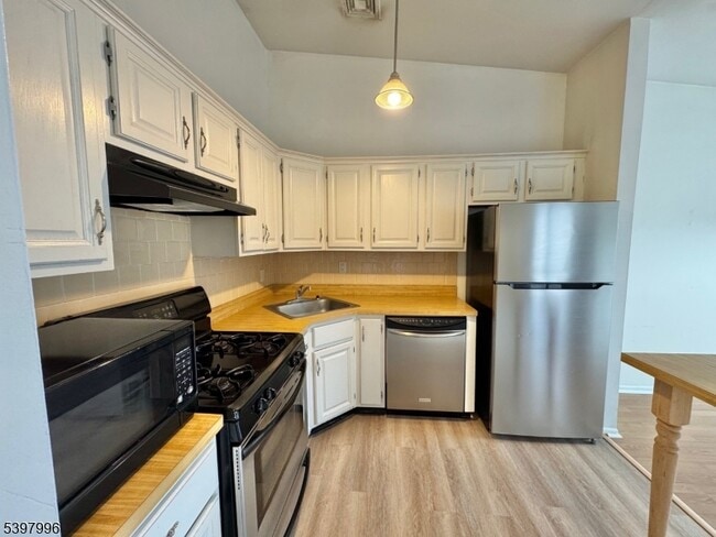 Building Photo - 410 Spruce Hills Dr