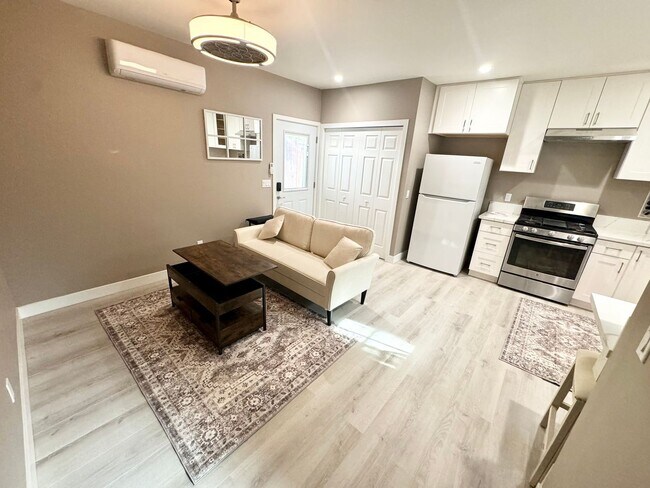 Foto del edificio - ***Updated 1 bed 1 bath ADU with washer/dryer***