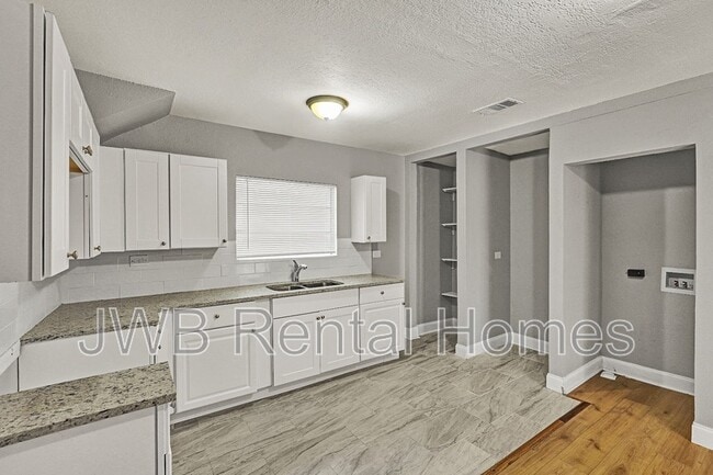 Building Photo - 1230 E 14th St