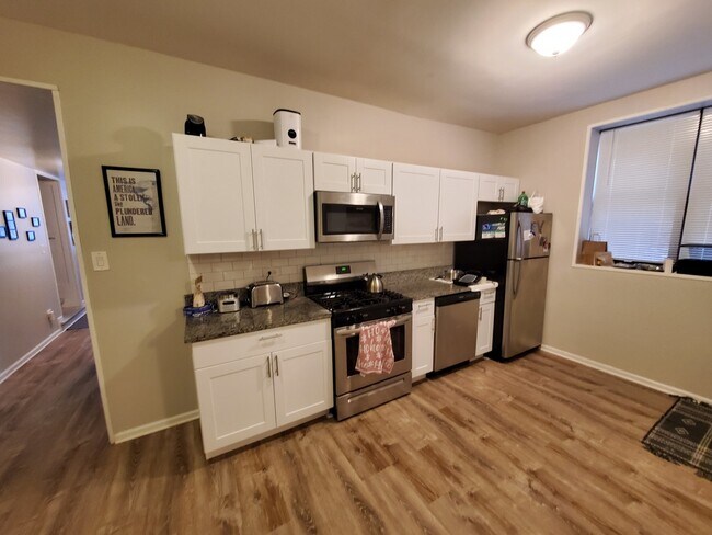 Foto del edificio - 3320 W Diversey Ave