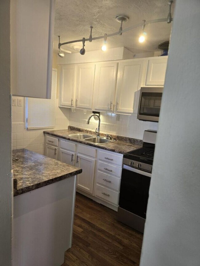 Foto del edificio - UPDATED 2 Bed 1 Bath  Home with Finished Lower Level & Spacious Backyard in Normandy School District