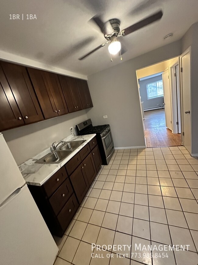 Building Photo - Large Corner Unit Remodeled Apartment in Q...