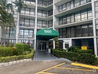 Building Photo - 1000 Parkview Dr