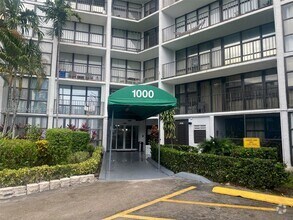 Building Photo - 1000 Parkview Dr