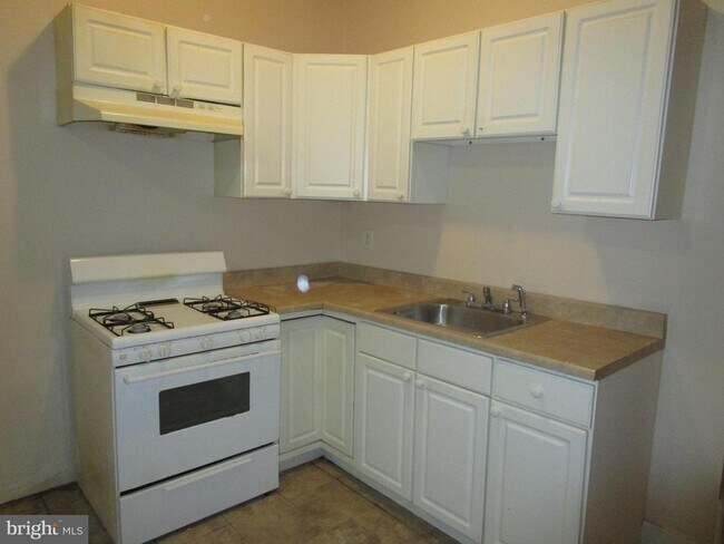Building Photo - 3047 Frankford Ave