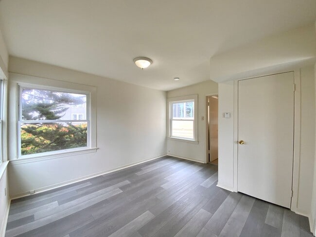 Building Photo - SPACIOUS Unit w/ Bonus Room/Office, Hardwo...