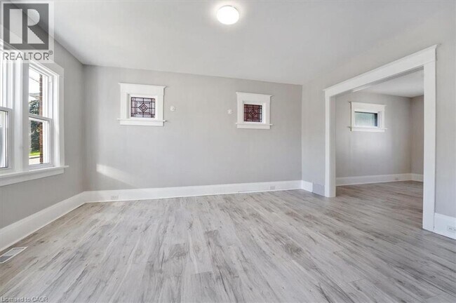 Photo du bâtiment - 3 Carleton St S