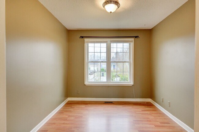 Foto del edificio - Amazing Home With Fireplace and Hardwood Flooring in Whitehall Subdivision