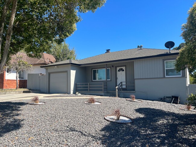 Building Photo - Renovated 2-Bedroom Home in El Sobrante wi...