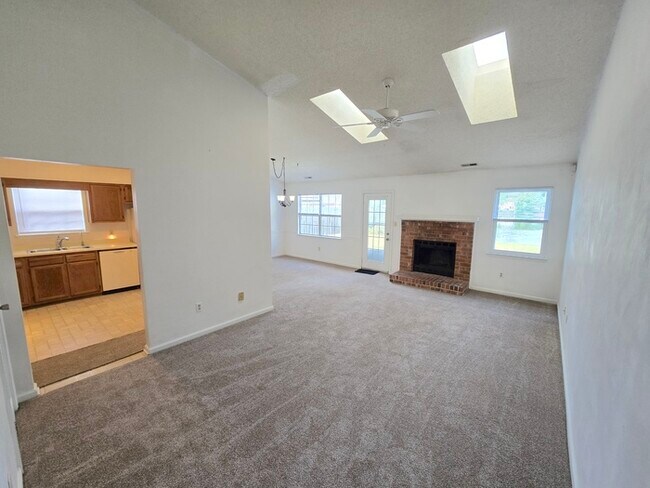 Foto del edificio - BEAUTIFUL 3-BED, 2-BATH HOME ON THE LAKE I...
