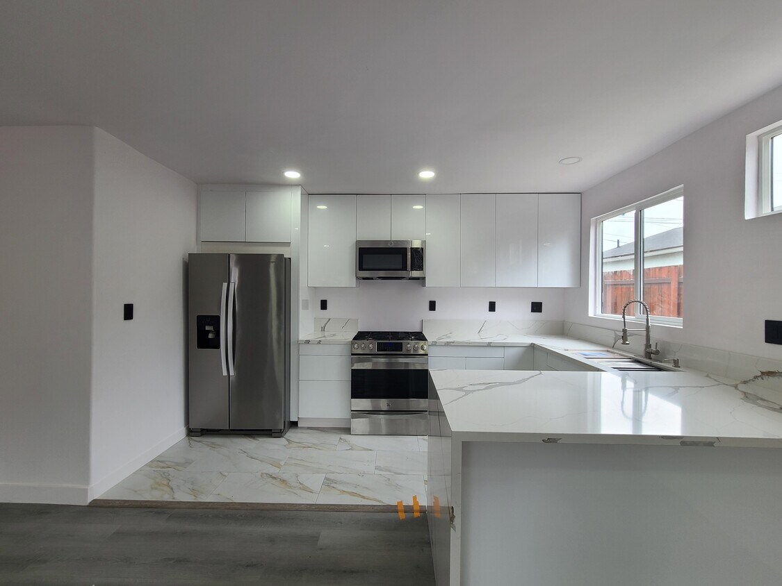 Brand new kitchen, never used! - 8951 Kramerwood Pl