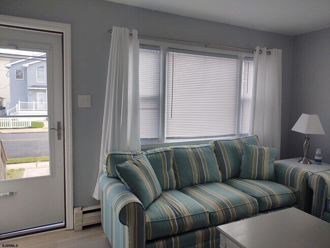 Foto del edificio - 701 E Beach Ave