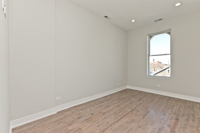 Foto del edificio - 1924 S May St