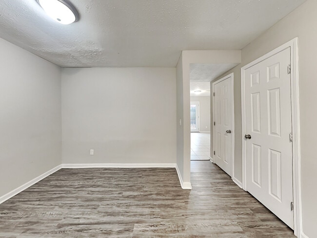 Foto del edificio - 1829 Whitehall Forest Ct SE