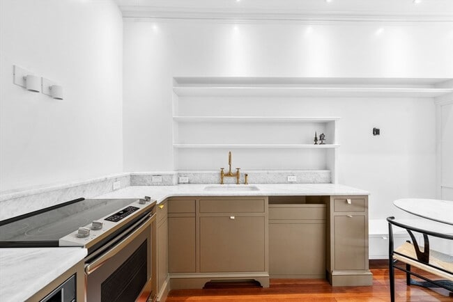 Building Photo - 354 Tappan St