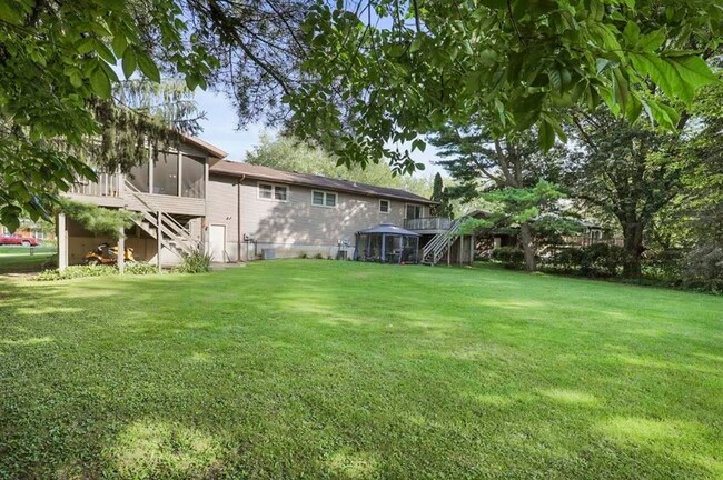 Building Photo - 3151 View Rd